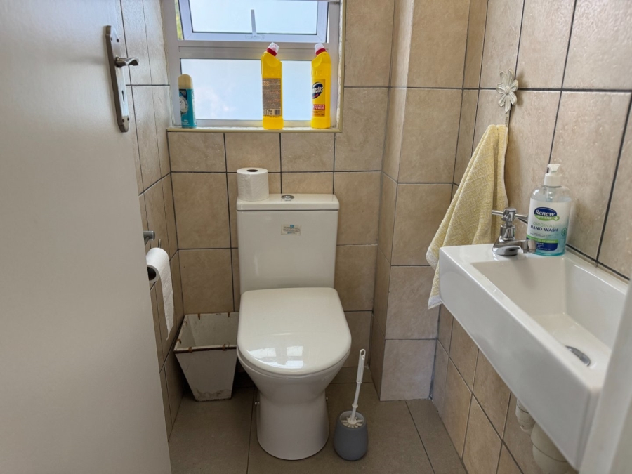 To Let 4 Bedroom Property for Rent in Bowtie Western Cape